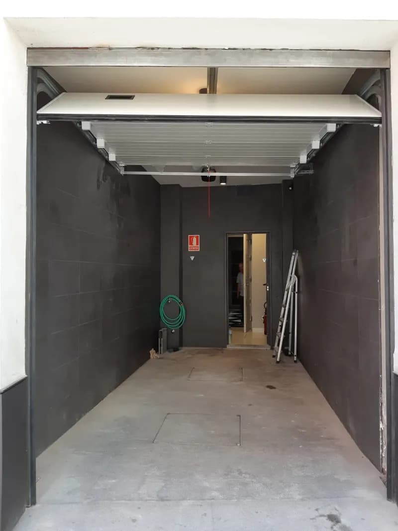 Puerta seccional de cliente