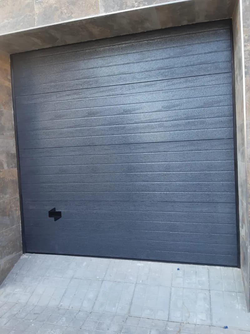 Puerta seccional de cliente