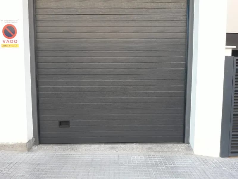 Puerta seccional de cliente